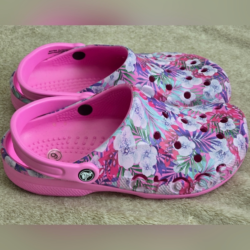 Crocs Classic Retro Resort Clogs - Pink Tropical Floral - NWOT - Size W 9 / M 7 - Picture 2 of 3